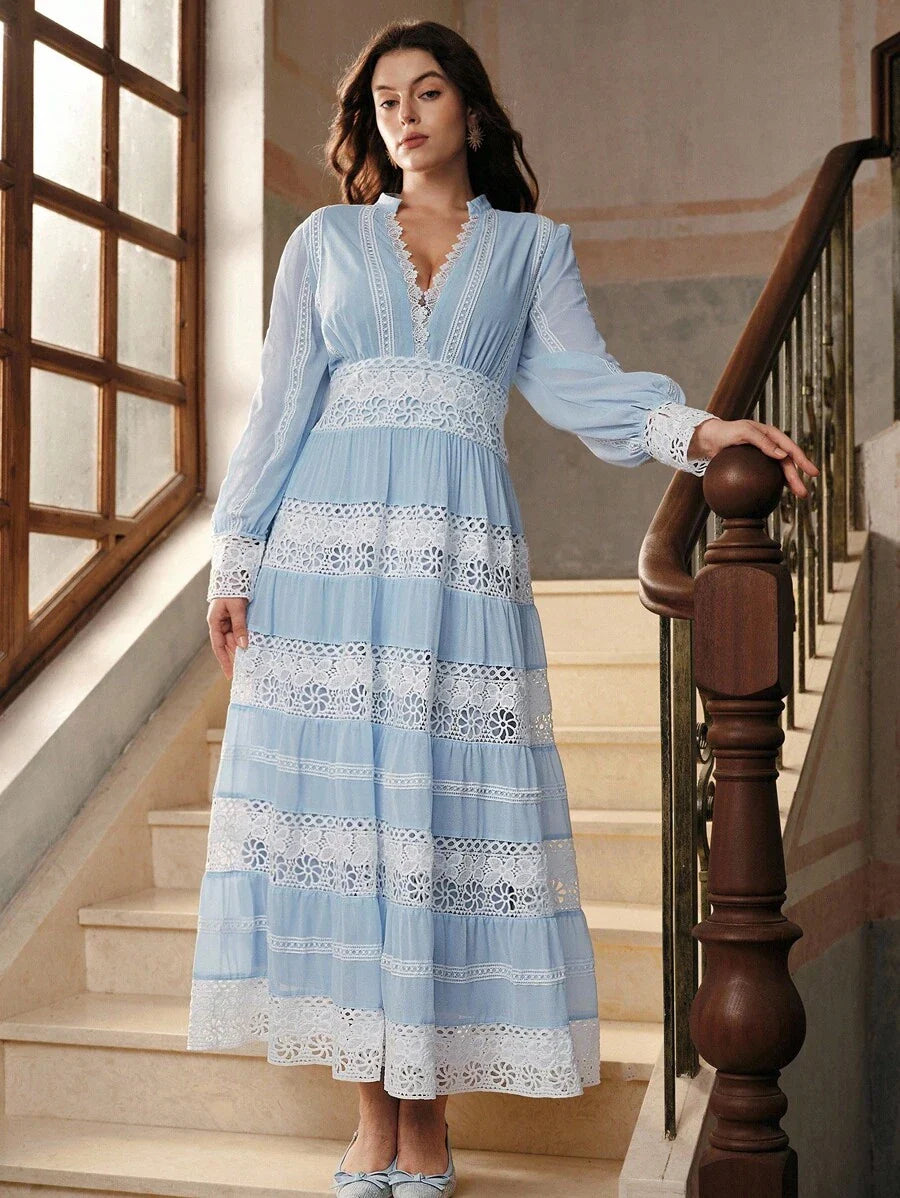 Maxikleid im French-Fashion-Palace-Stil mit Cut-outs und weicher Spitzenborte