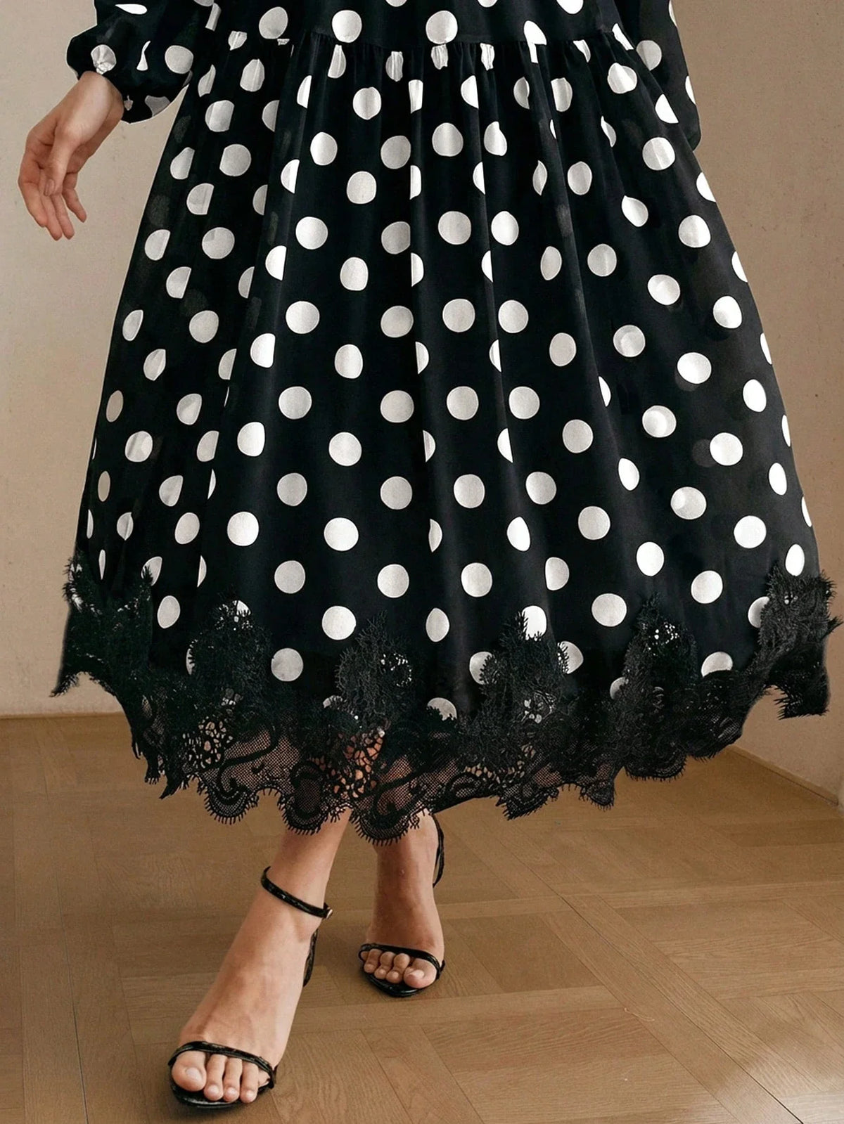 Elegantes Damen-Kleid aus Chiffon mit Polka-Dot-Muster, Spitzendetails und Bindegürtel