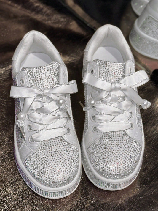 Leichte Freizeitsneaker mit Strassdekor und runder Kappe