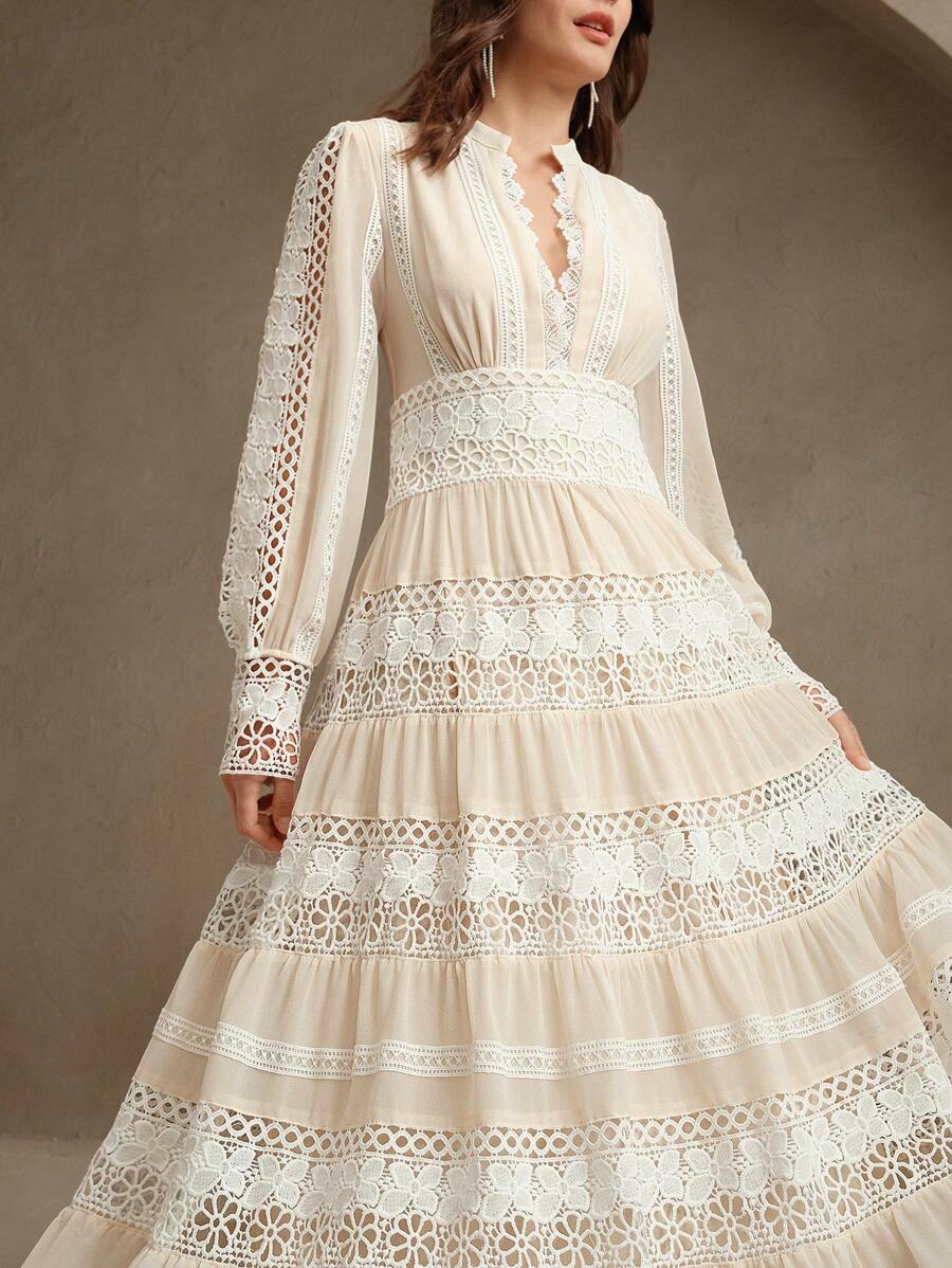 Maxikleid im French-Fashion-Palace-Stil mit Cut-outs und weicher Spitzenborte