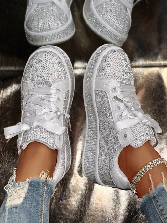Leichte Freizeitsneaker mit Strassdekor und runder Kappe