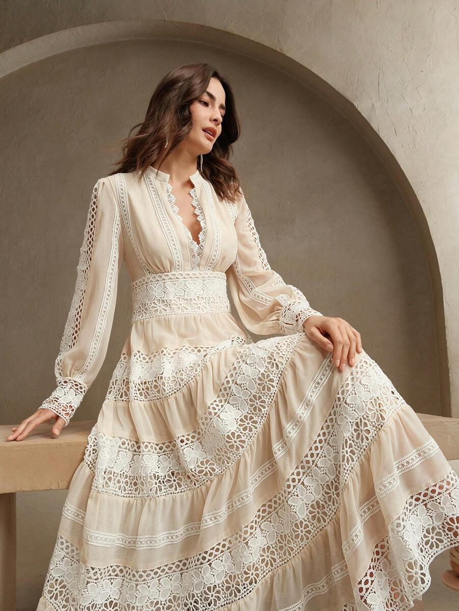 Maxikleid im French-Fashion-Palace-Stil mit Cut-outs und weicher Spitzenborte