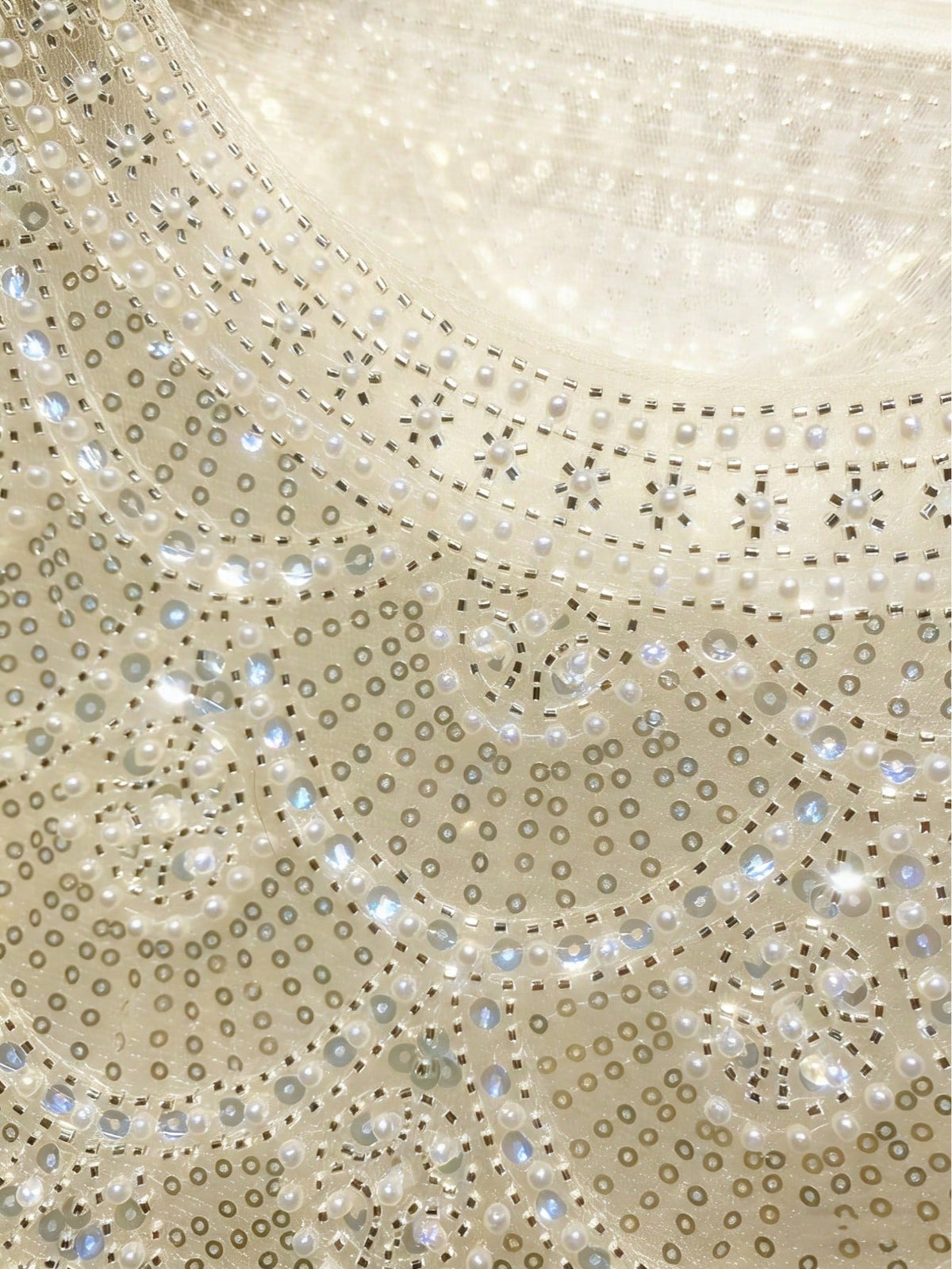 Halbtransparente Damenbluse mit handgefertigten Kunstperlen-Quasten