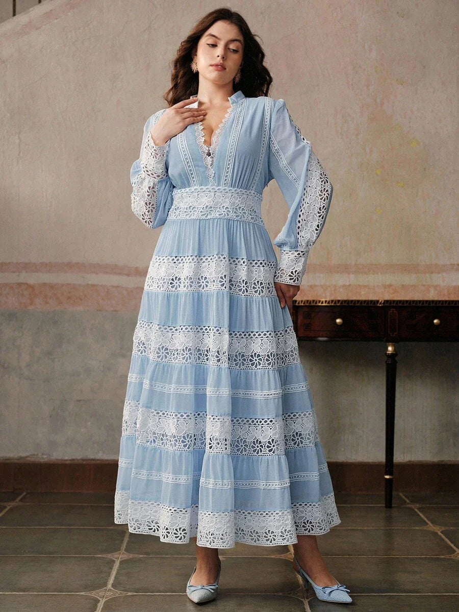 Maxikleid im French-Fashion-Palace-Stil mit Cut-outs und weicher Spitzenborte