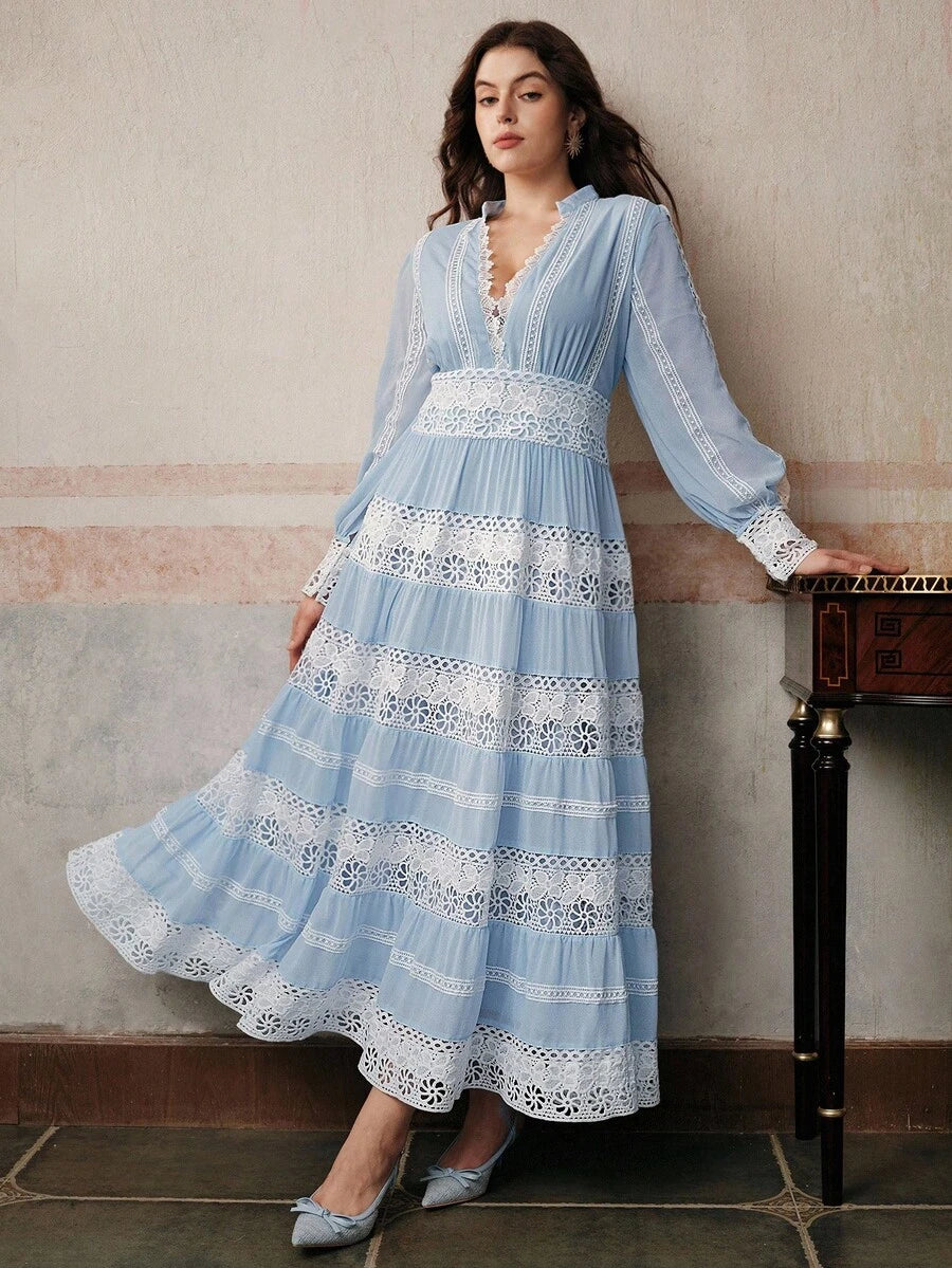 Maxikleid im French-Fashion-Palace-Stil mit Cut-outs und weicher Spitzenborte