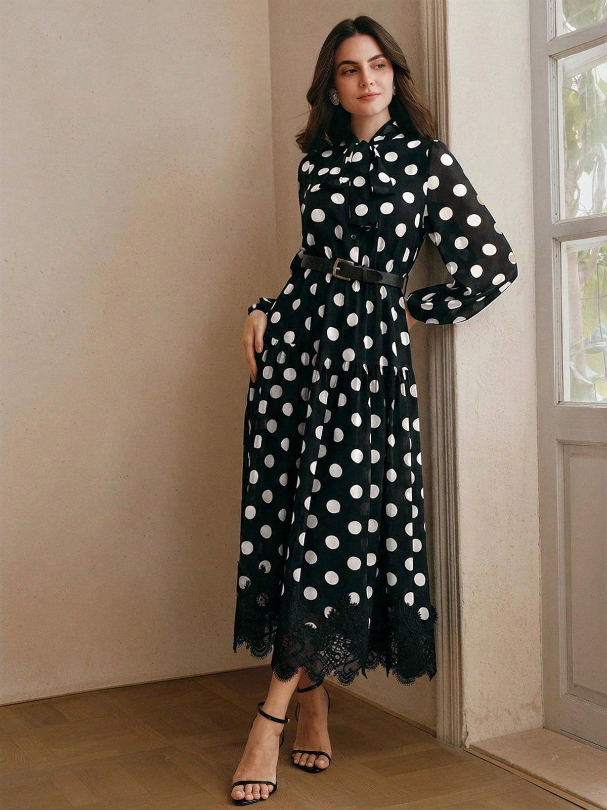 Elegantes Damen-Kleid aus Chiffon mit Polka-Dot-Muster, Spitzendetails und Bindegürtel