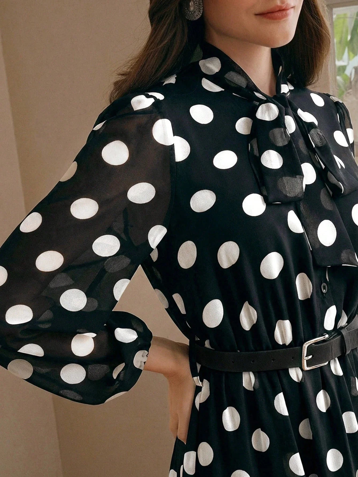 Elegantes Damen-Kleid aus Chiffon mit Polka-Dot-Muster, Spitzendetails und Bindegürtel