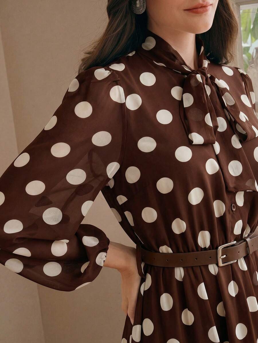 Elegantes Damen-Kleid aus Chiffon mit Polka-Dot-Muster, Spitzendetails und Bindegürtel