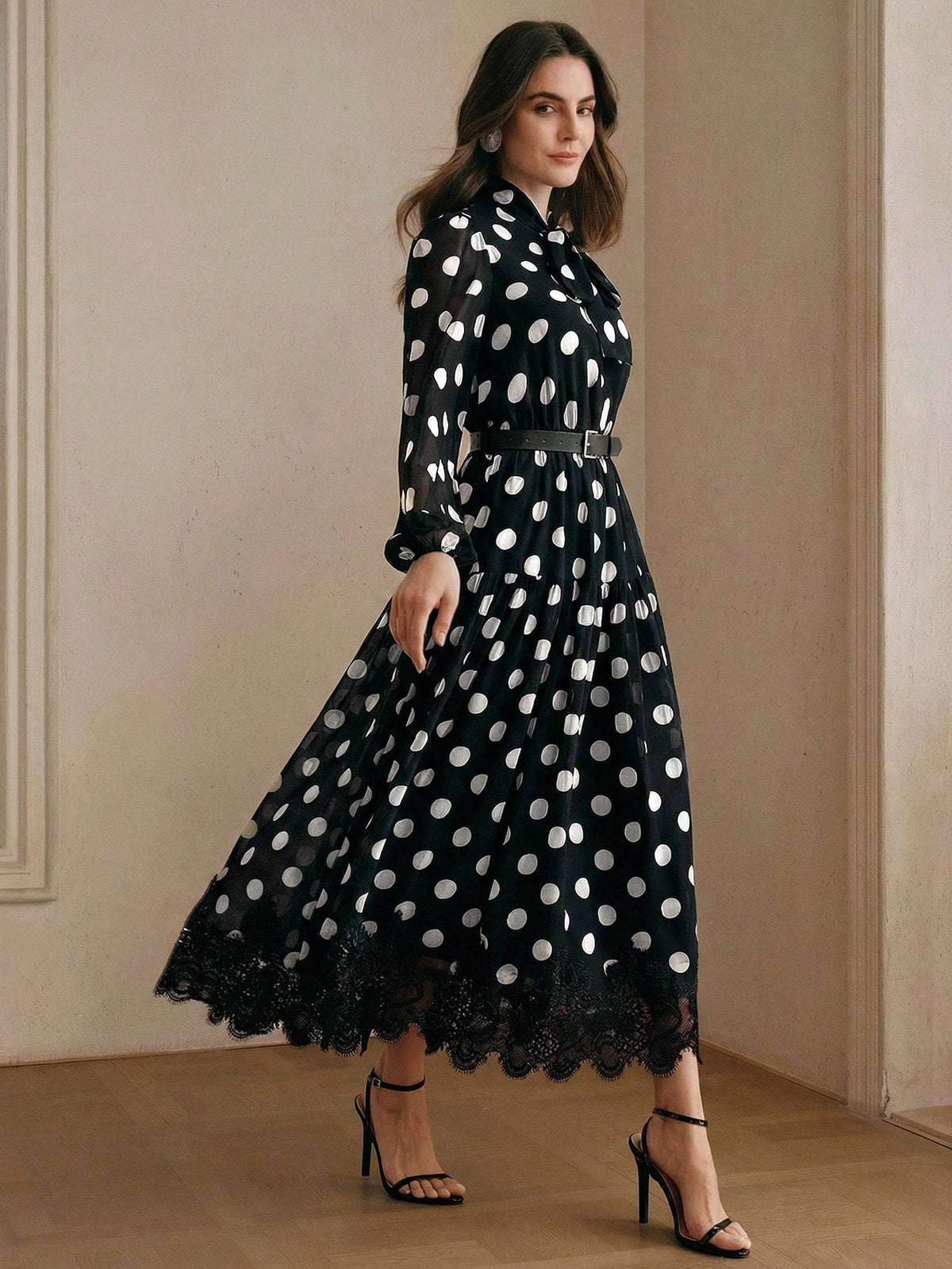 Elegantes Damen-Kleid aus Chiffon mit Polka-Dot-Muster, Spitzendetails und Bindegürtel