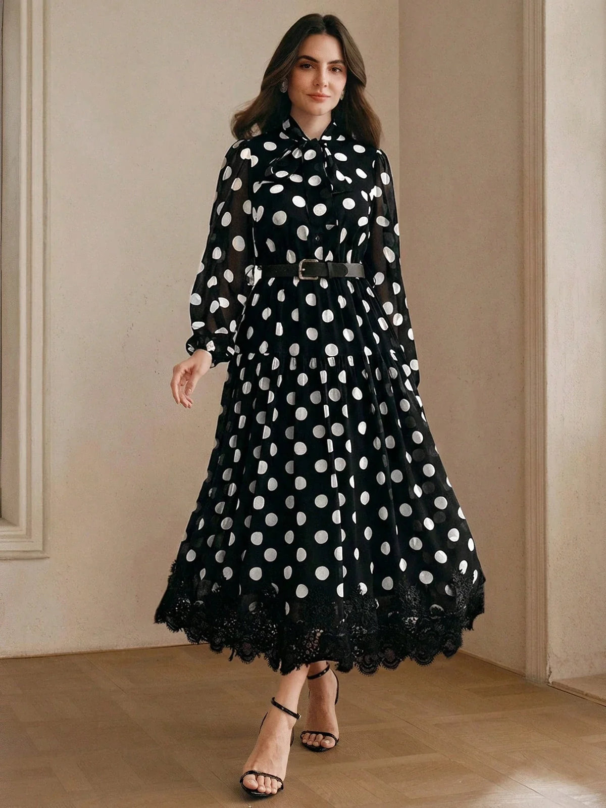 Elegantes Damen-Kleid aus Chiffon mit Polka-Dot-Muster, Spitzendetails und Bindegürtel