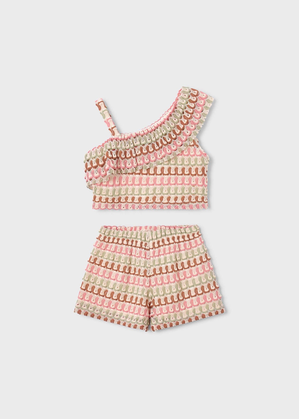 Mädchen im asymmetrischen Short-Set