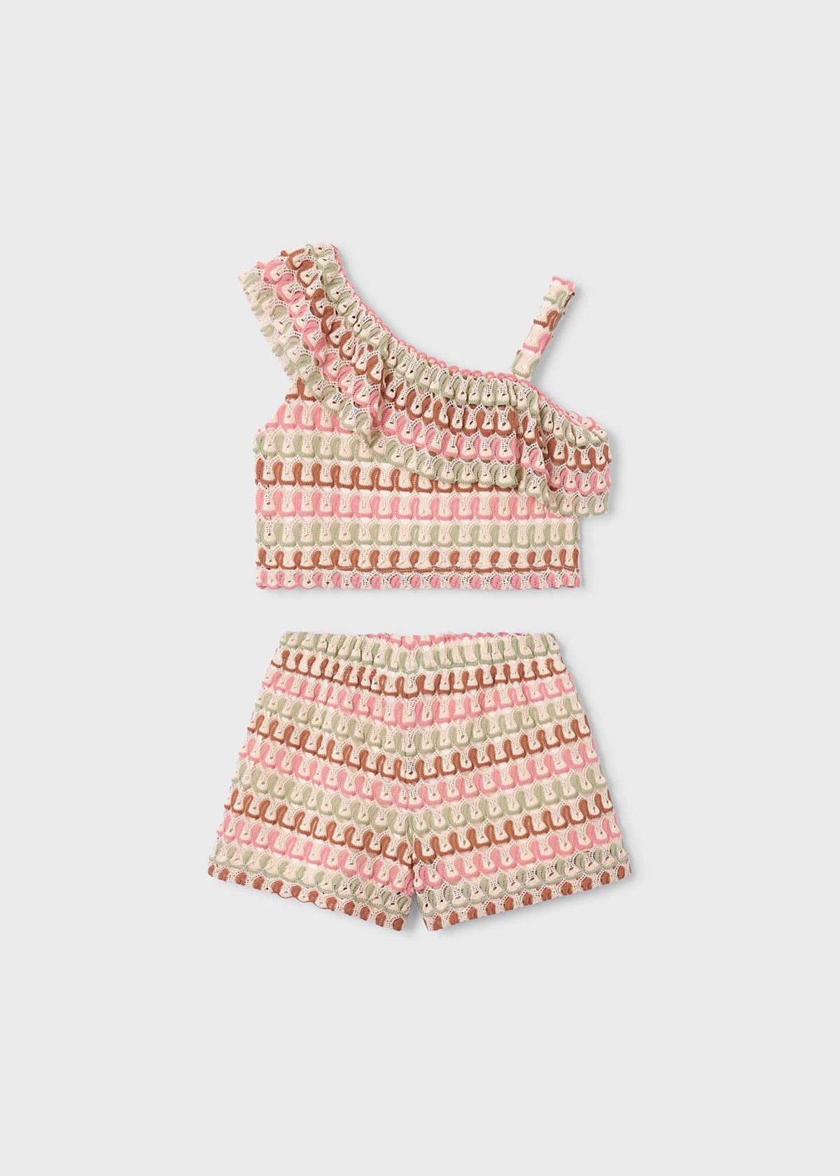 Mädchen im asymmetrischen Short-Set