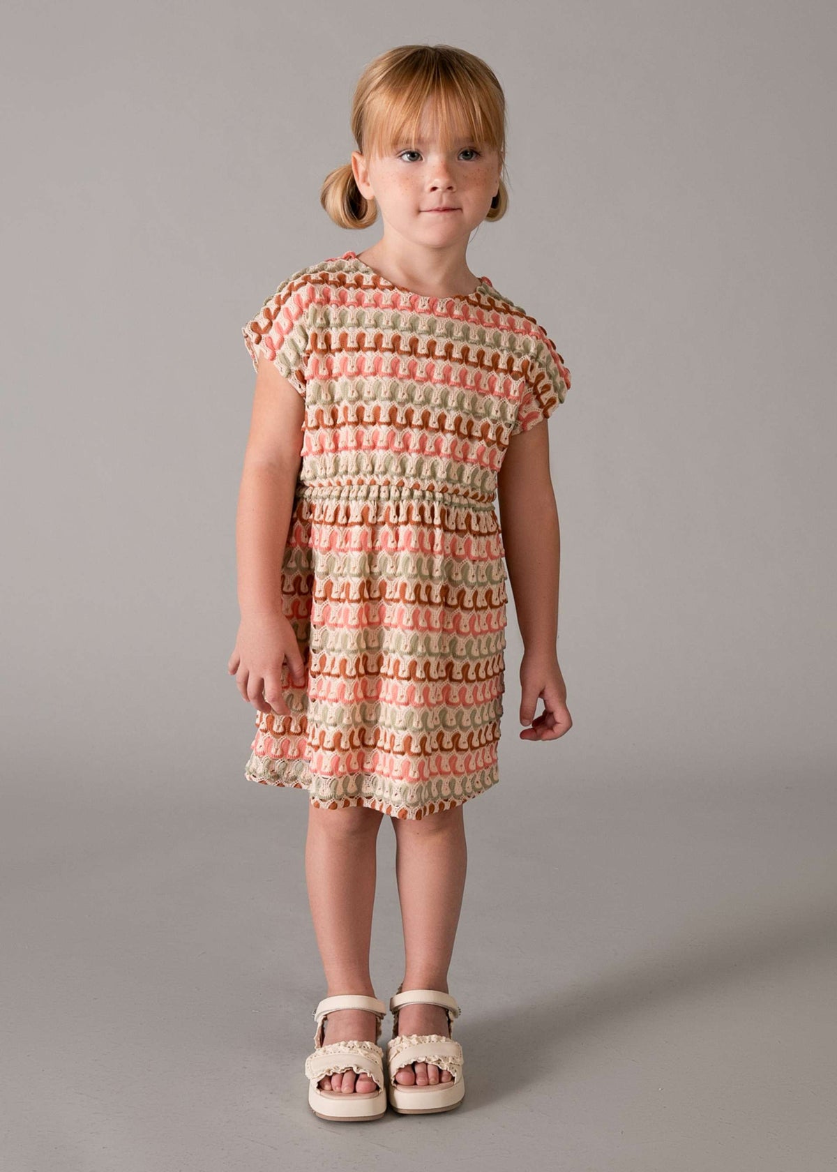 Buntes Häkelkleid für Mädchen