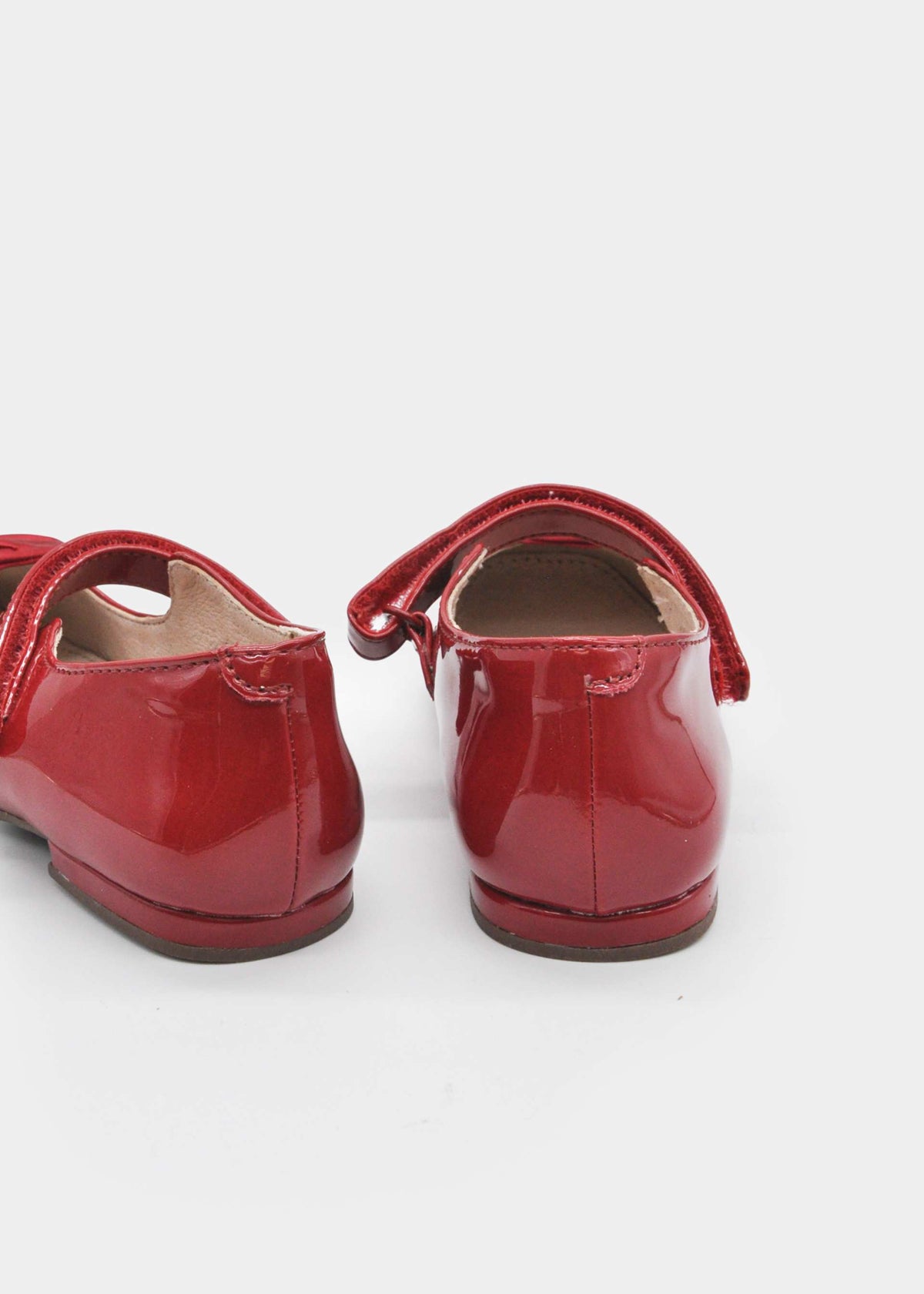 Lack-Spangenschuhe für Mädchen mit einer Blume