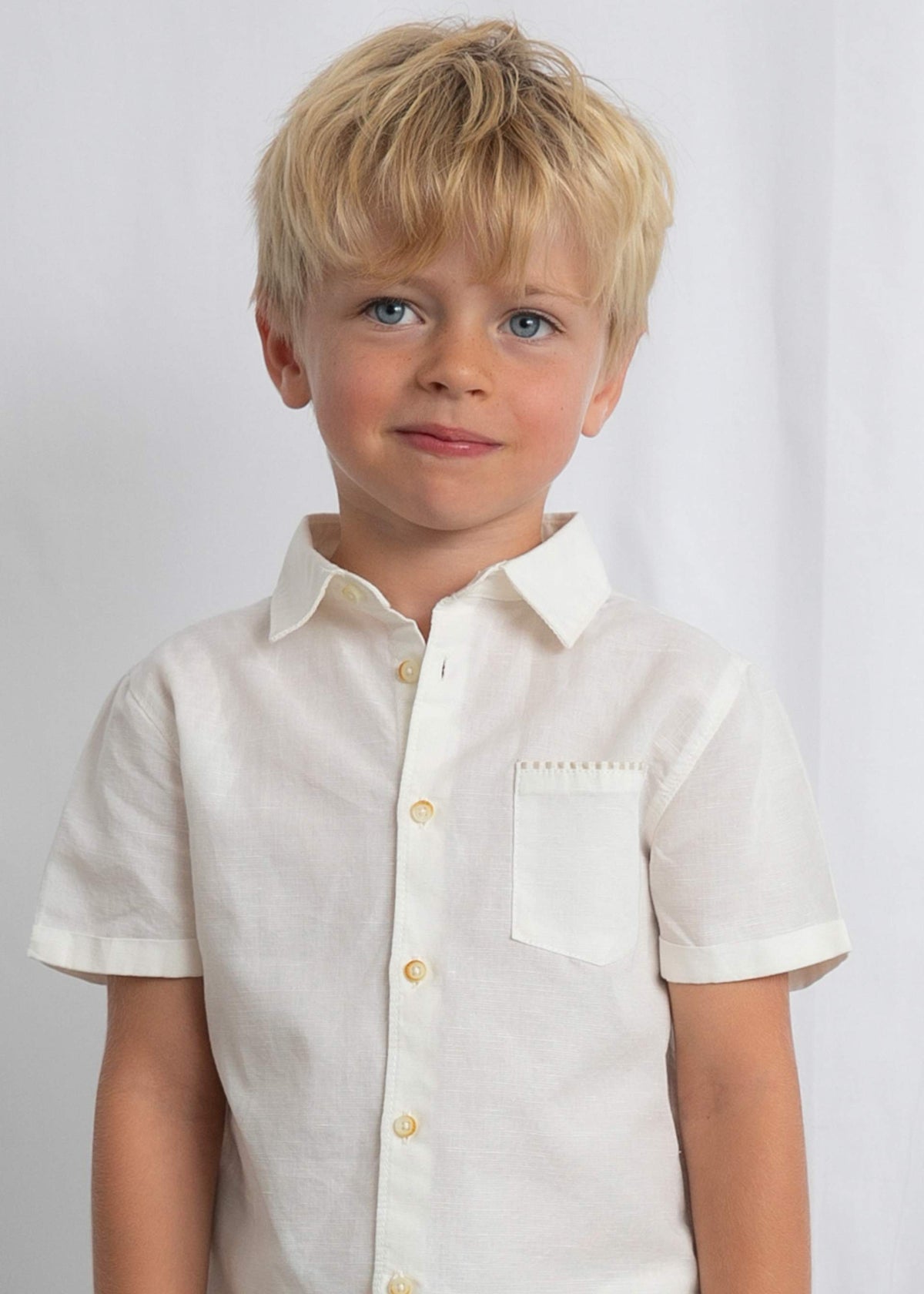 Linien-Set mit Junge in Bermuda-Shorts