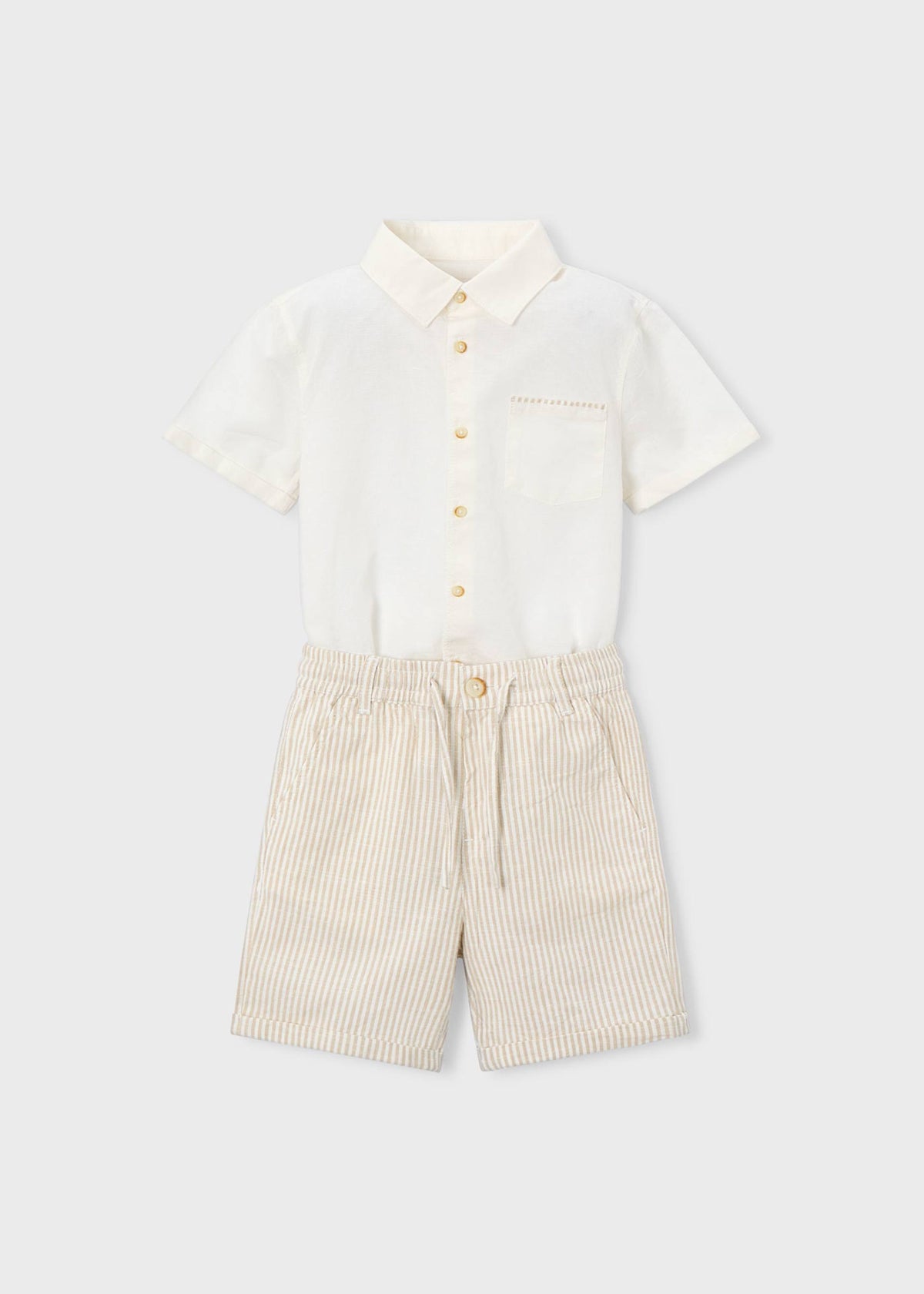 Linien-Set mit Junge in Bermuda-Shorts