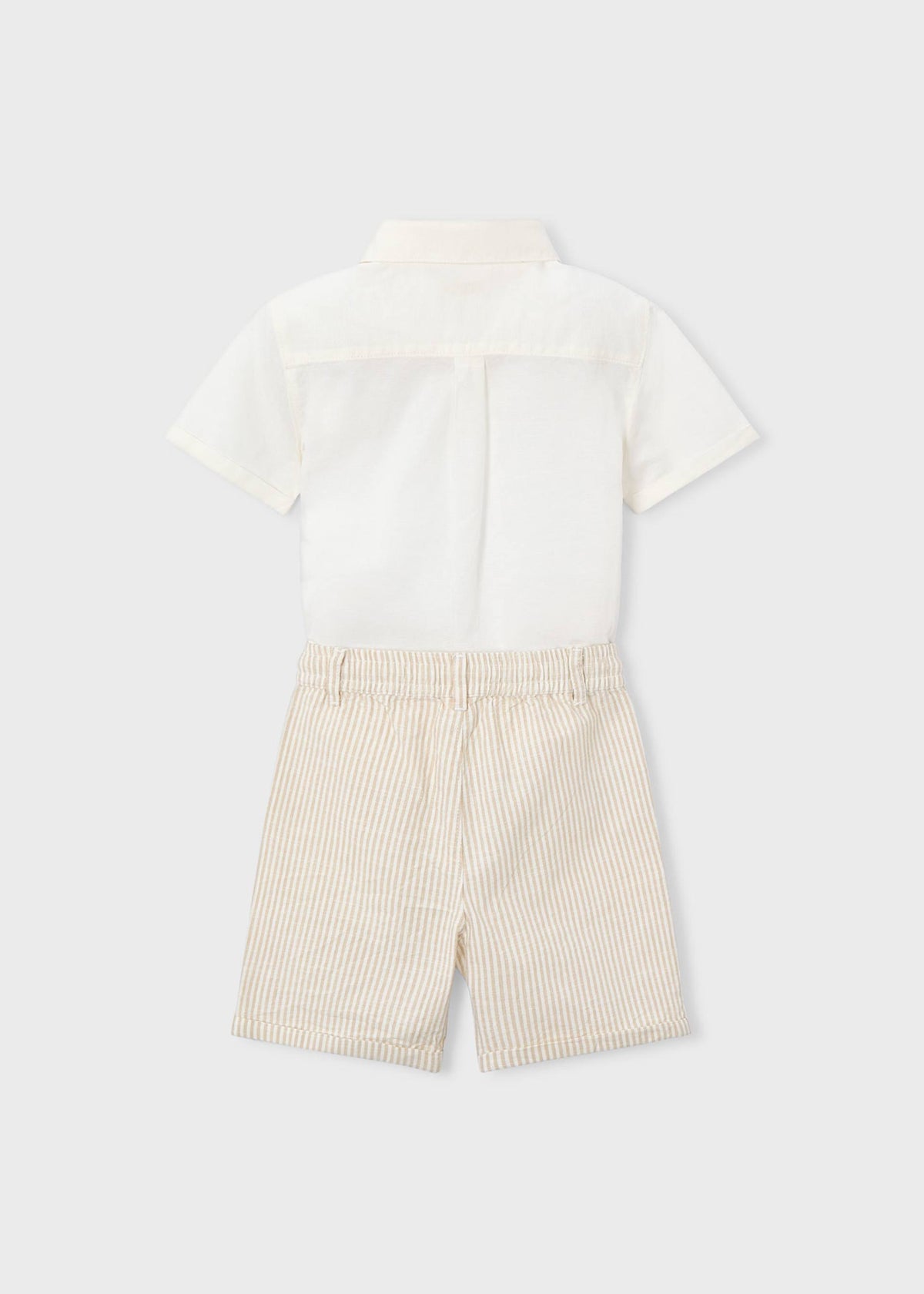 Linien-Set mit Junge in Bermuda-Shorts