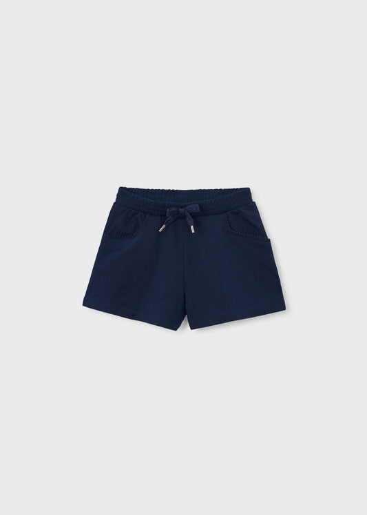 Mädchen in Shorts