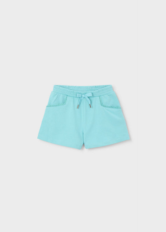 Mädchen in Shorts