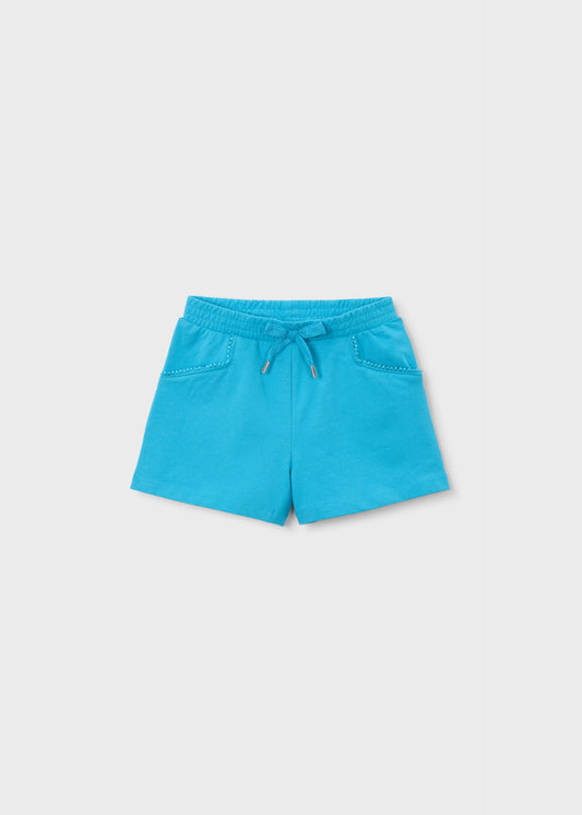 Mädchen in Shorts